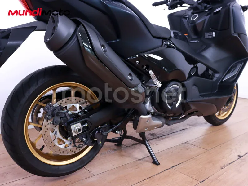 Yamaha TMAX - Vista 4