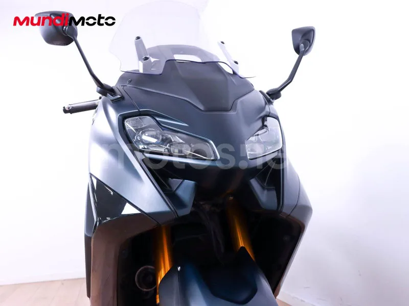 Yamaha TMAX - Vista 5