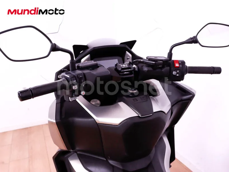 Honda Forza 750 - Vista 11