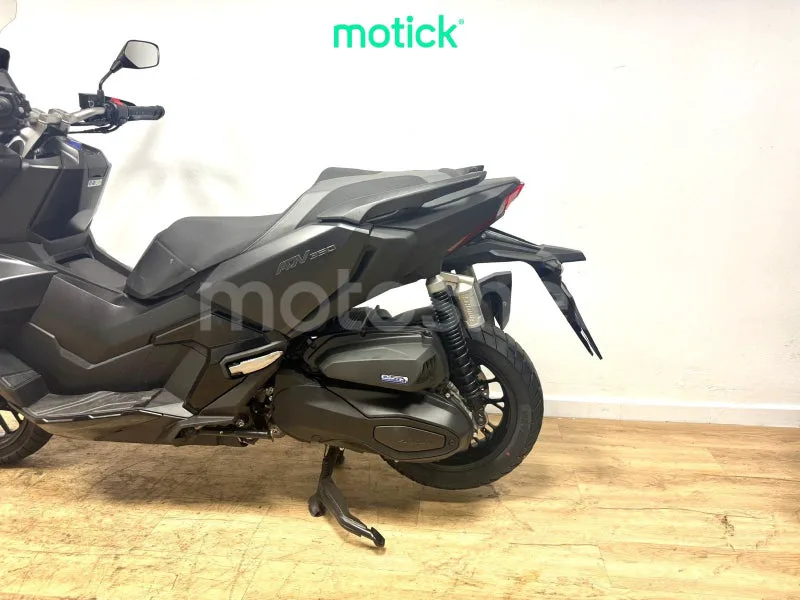 Honda ADV350 - Vista 8