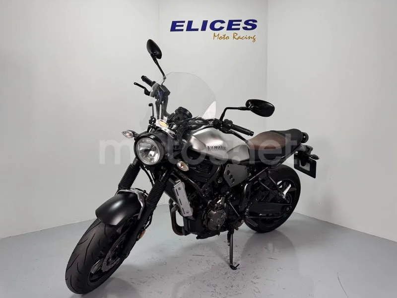 Yamaha XSR700 - Vista 12