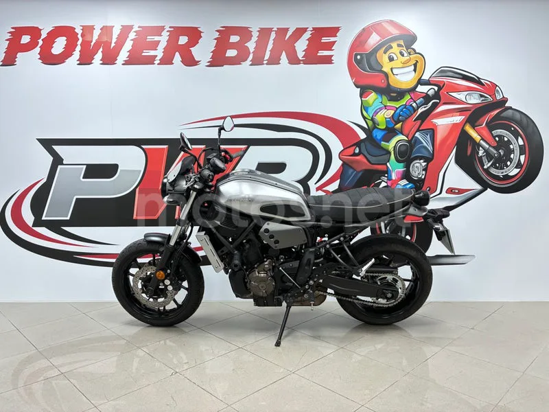 Yamaha XSR700 - Vista 9