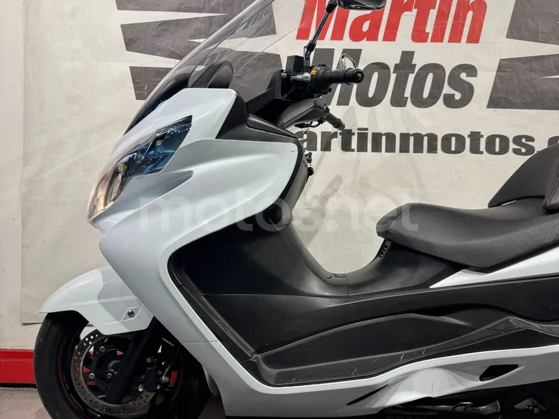 Suzuki Burgman 400 - Vista 9