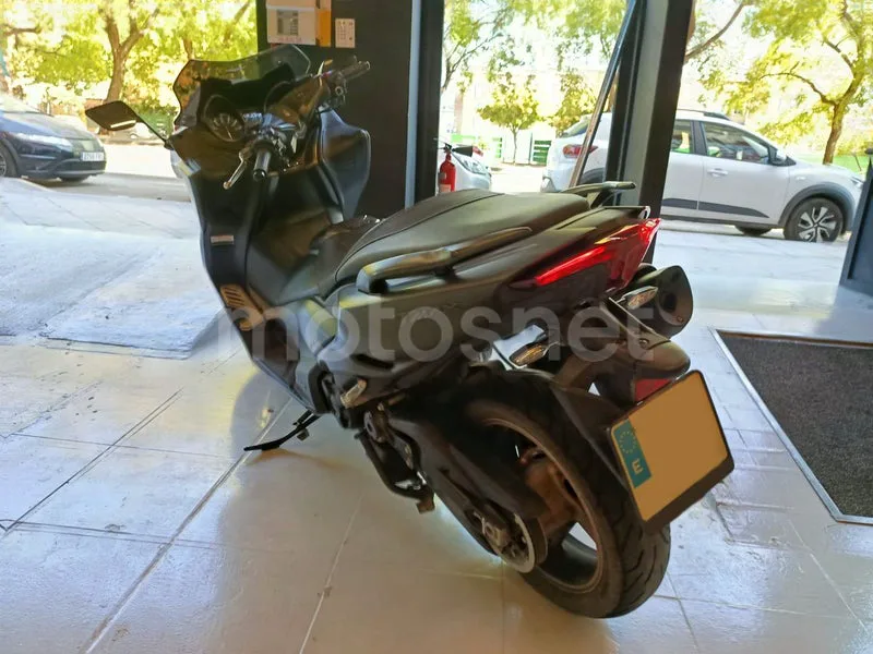 Yamaha TMAX - Vista 8