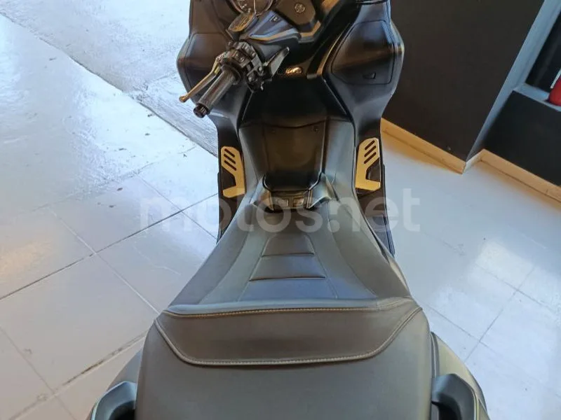 Yamaha TMAX - Vista 10