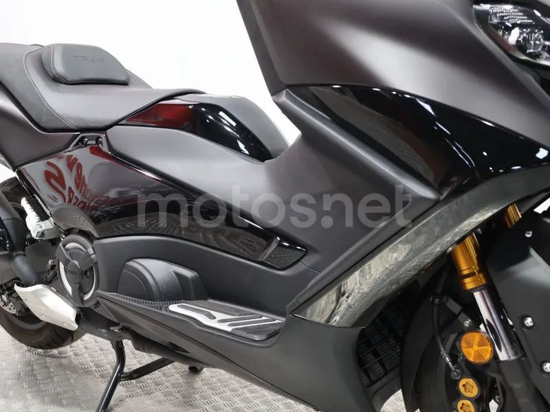 Yamaha TMAX - Vista 12