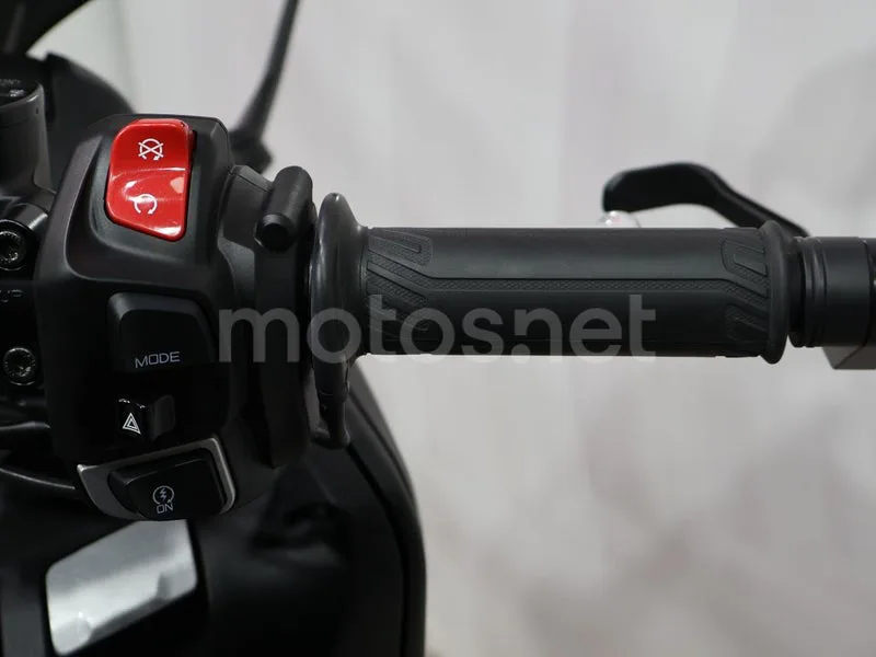 Yamaha TMAX - Vista 9