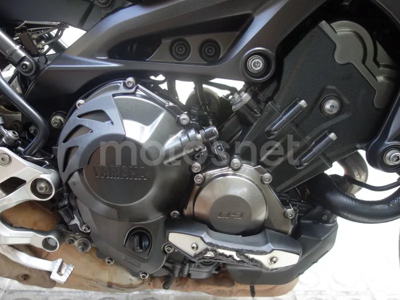 Yamaha MT-09 - Vista 15