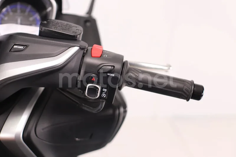 Yamaha TMAX - Vista 9