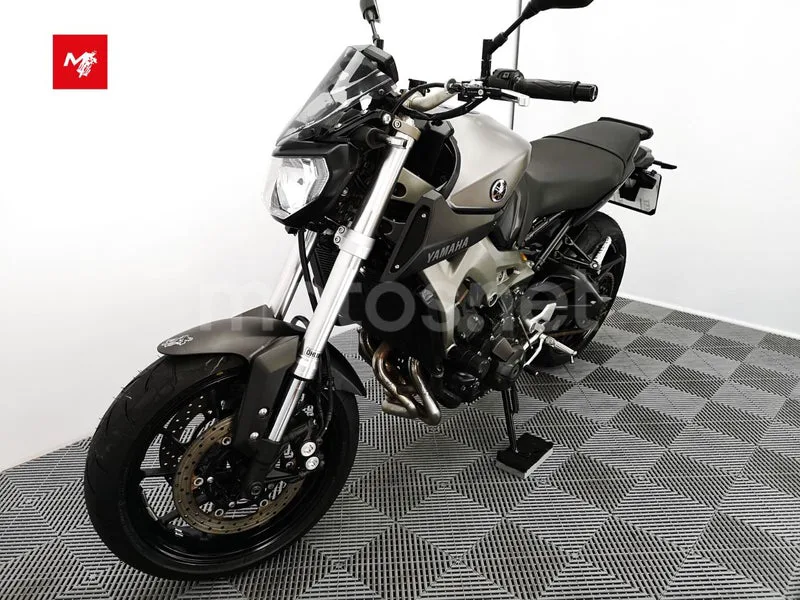 Yamaha MT-09 - Vista 20