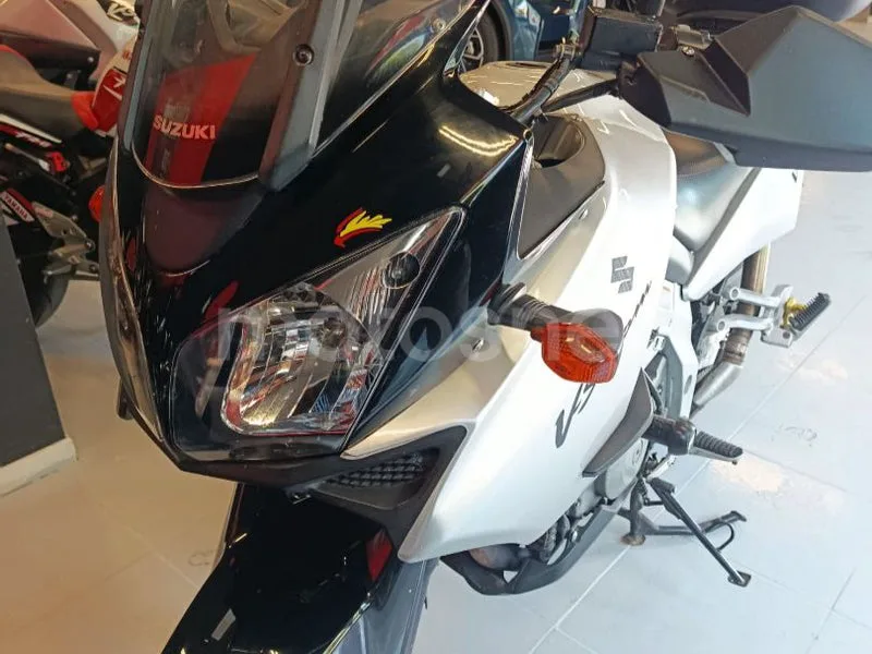 Suzuki V-Strom 1000 - Vista 4