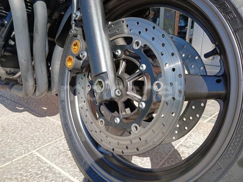 Yamaha XJR1300 - Vista 10