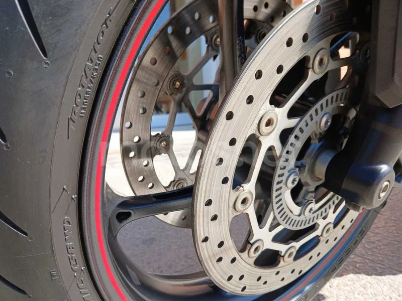 Triumph Street Triple - Vista 18
