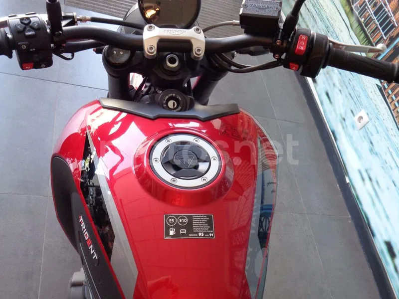 Triumph Trident 800 - Vista 7