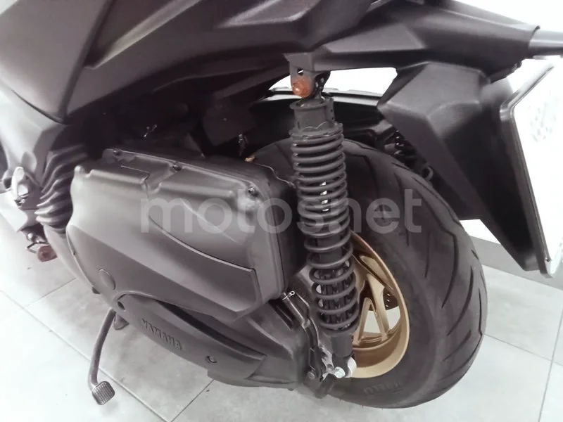 Yamaha XMAX 400 - Vista 6