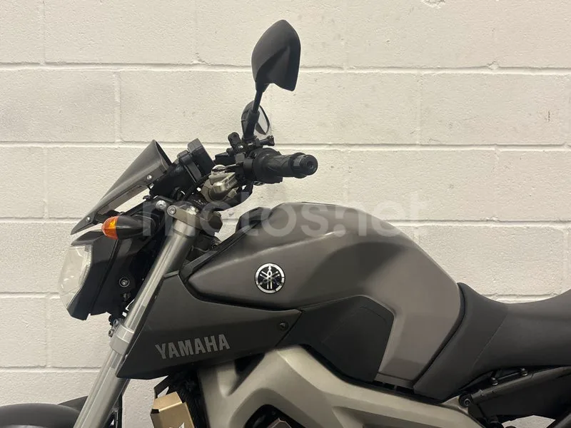 Yamaha MT-09 - Vista 16