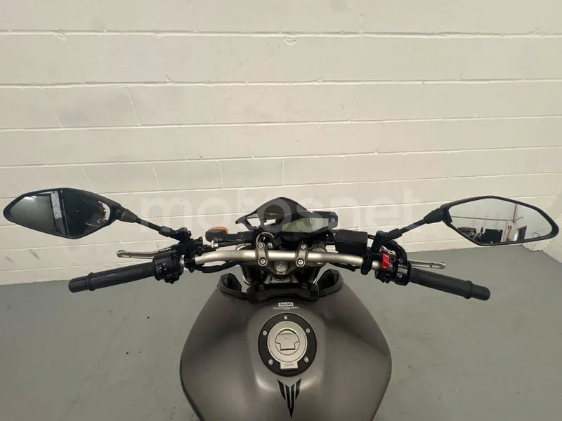 Yamaha MT-09 - Vista 18