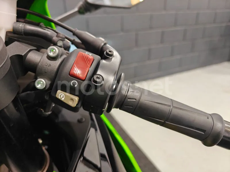 Kawasaki Ninja ZX-6R - Vista 11