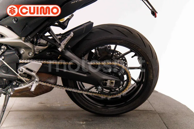 Yamaha MT-09 - Vista 18
