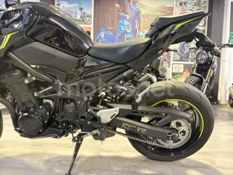 Kawasaki Z900 - Vista 4