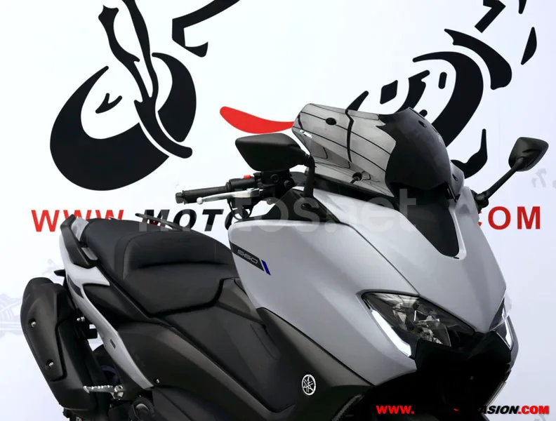 Yamaha TMAX - Vista 4