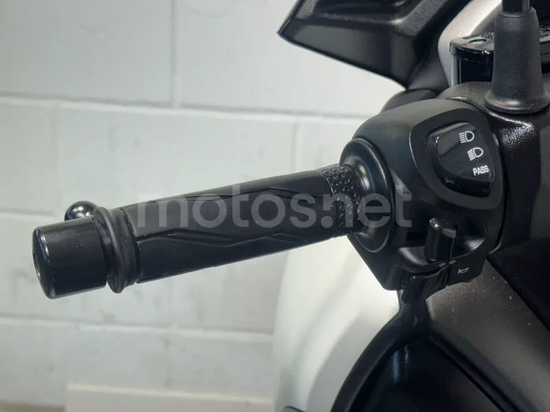 Yamaha XMAX 300 - Vista 5