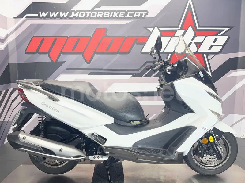 Kymco Grand Dink 300 2199 € 2019 Barcelona - 1