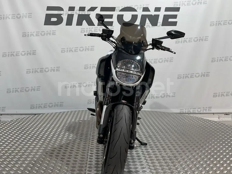 Ducati Diavel - Vista 5