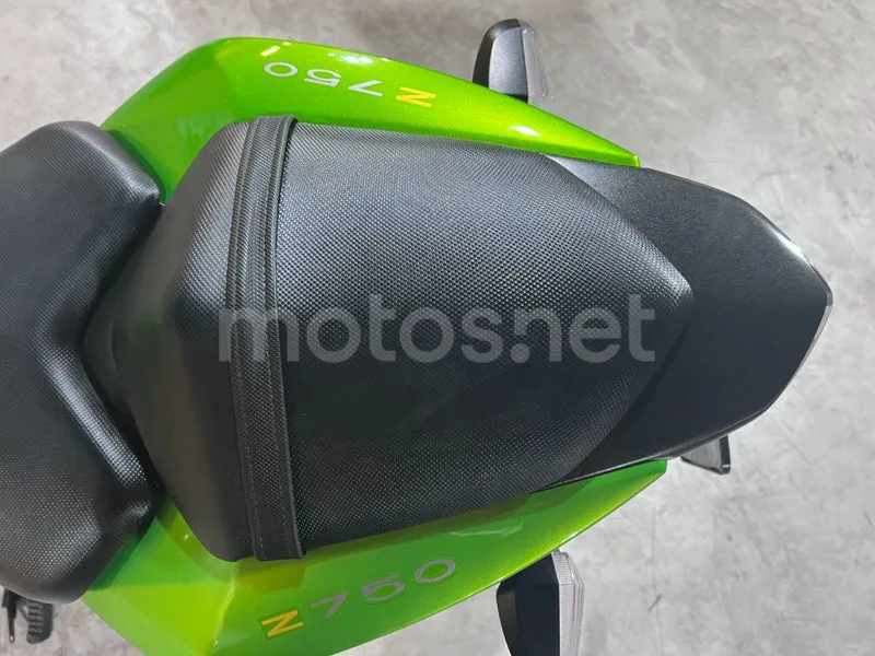 Kawasaki Z750 - Vista 24