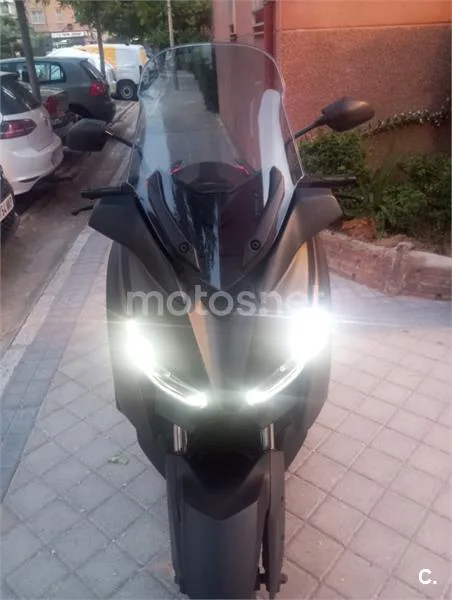 Yamaha XMAX 300 - Vista 3