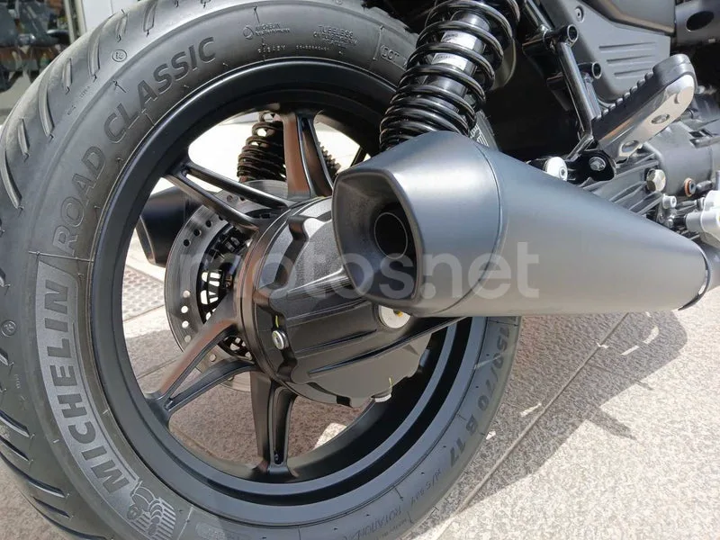 Moto Guzzi V7 - Vista 4