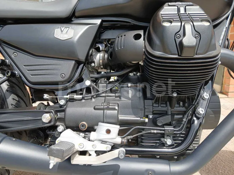 Moto Guzzi V7 - Vista 3