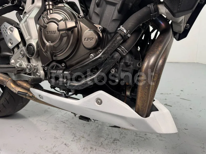 Yamaha MT-07 - Vista 16