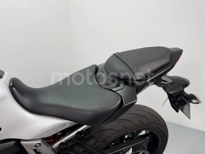 Yamaha MT-07 - Vista 8