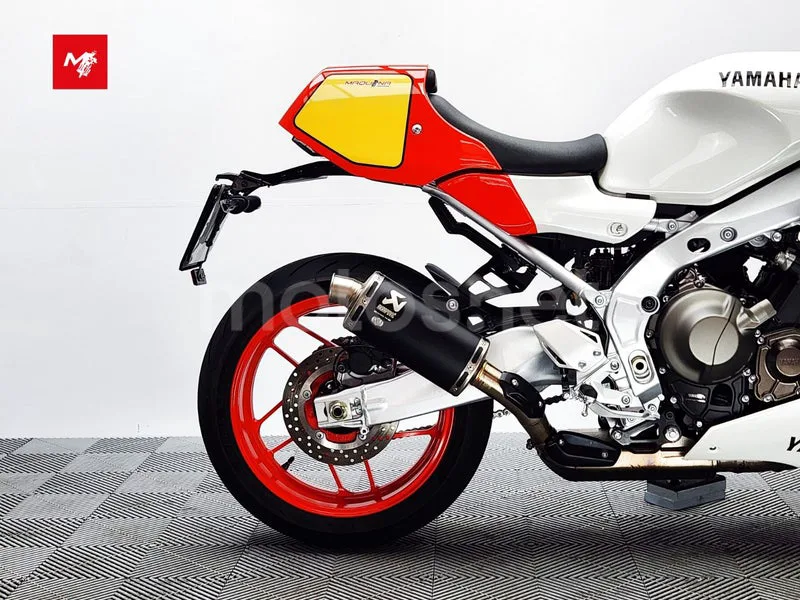 Yamaha XSR900 GP - Vista 7