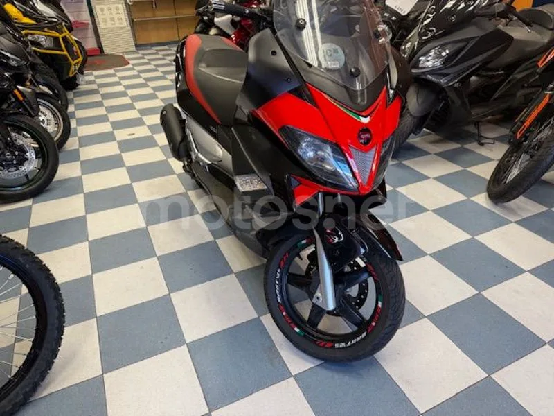 Aprilia SR Max 125 - Vista 12