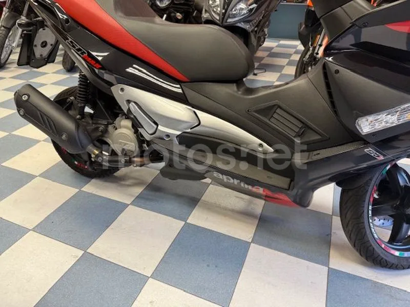 Aprilia SR Max 125 - Vista 15