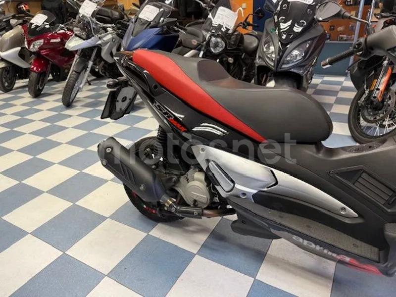 Aprilia SR Max 125 - Vista 16