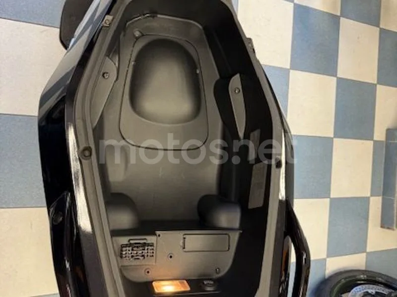 Aprilia SR Max 125 - Vista 17