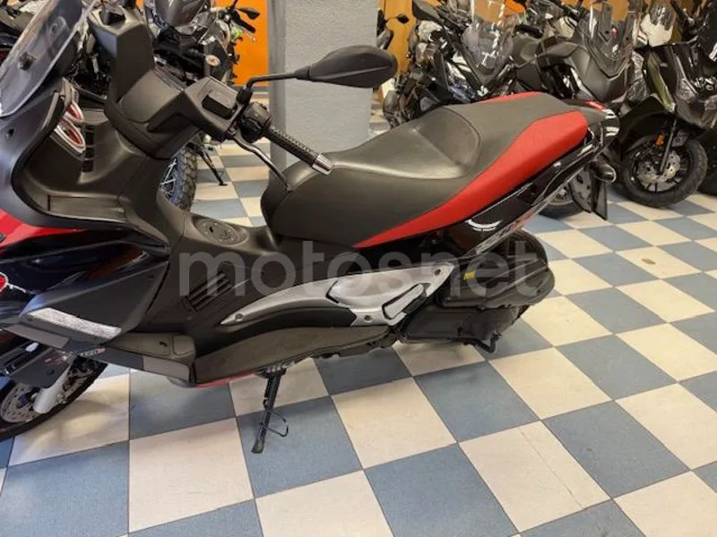 Aprilia SR Max 125 - Vista 3