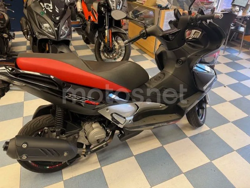 Aprilia SR Max 125 - Vista 6
