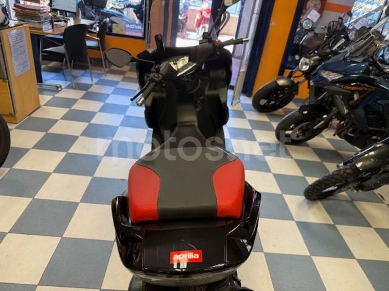Aprilia SR Max 125 - Vista 7