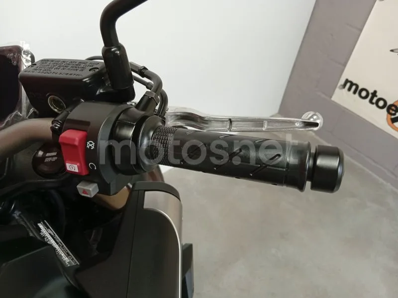 Honda CB650R - Vista 11