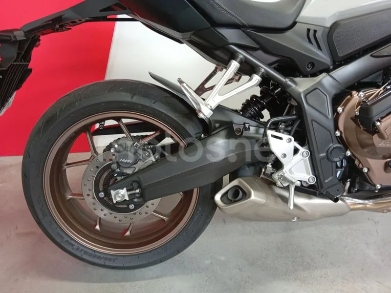 Honda CB650R - Vista 6