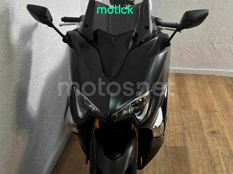 Yamaha TMAX - Vista 9