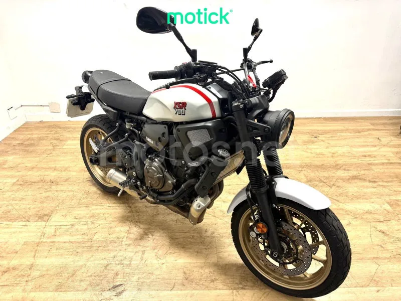 Yamaha XSR700 - Vista 12