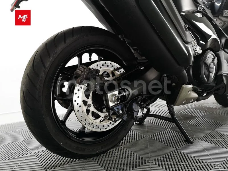 Yamaha TMAX - Vista 13