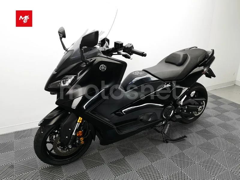 Yamaha TMAX - Vista 17