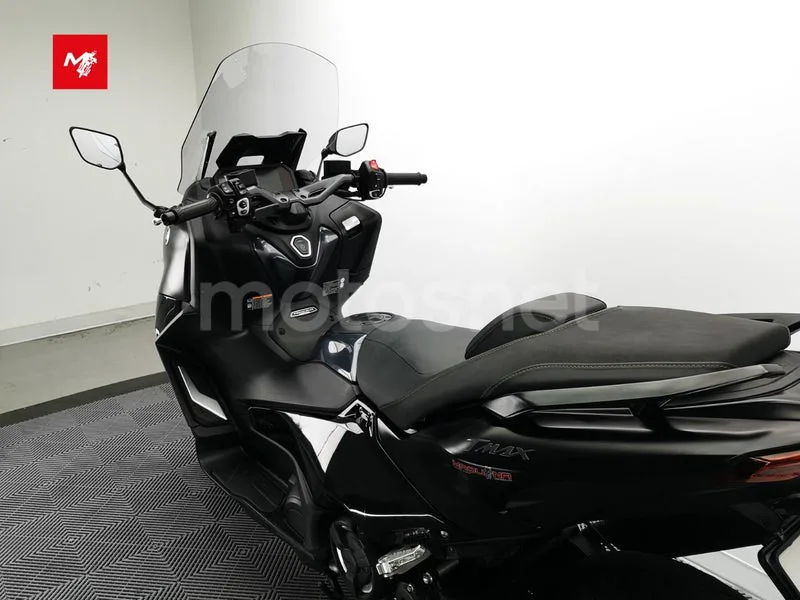 Yamaha TMAX - Vista 18