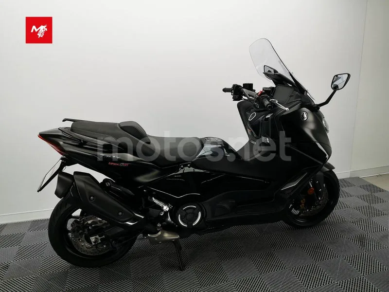 Yamaha TMAX - Vista 4